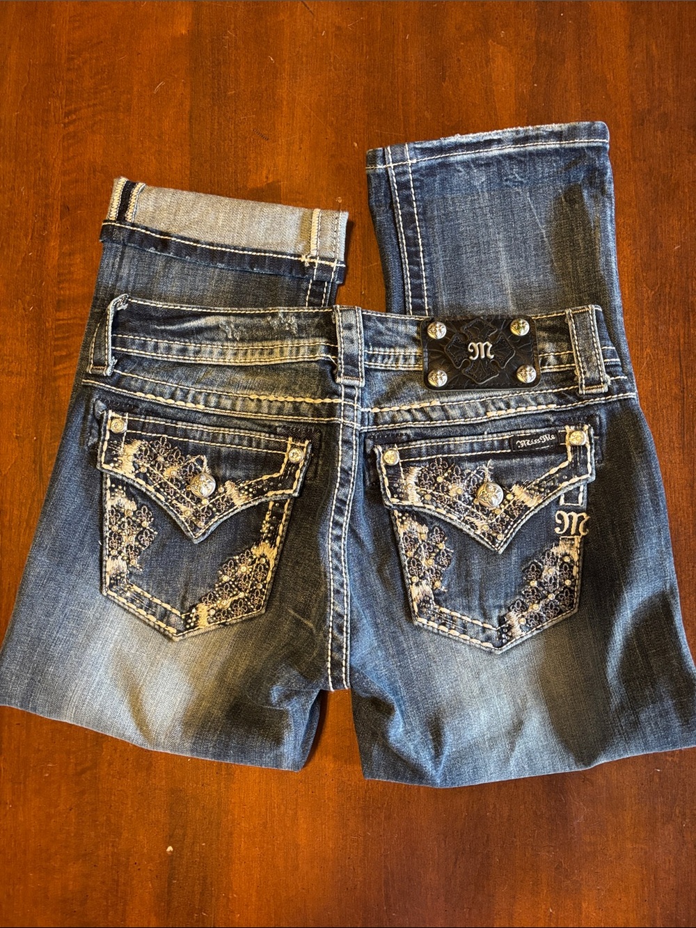 NWOT MISS ME Distressed and Embellished JP5810P Cuffed Capri Size 27 (L-111)